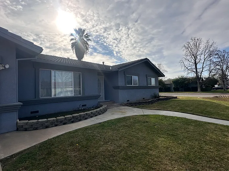 660 Hillsdale Dr — Photo 2