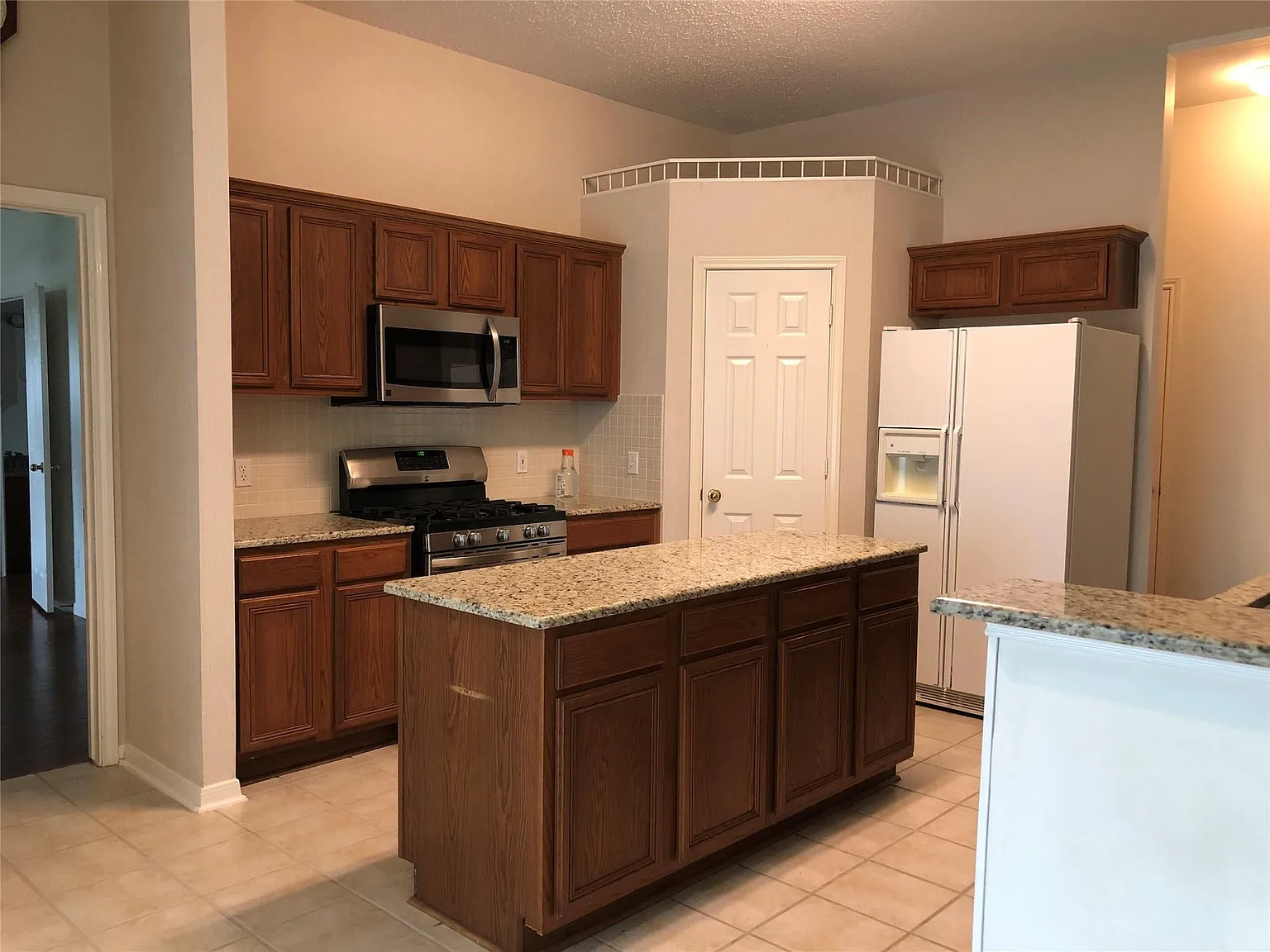 4 bed, 2.0 bath, 2160 sqft, $2,275 — Photo 4