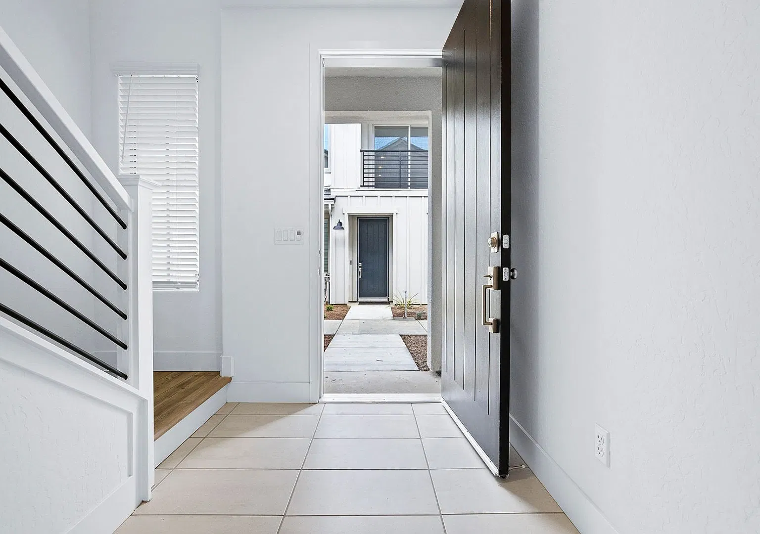 Beautiful Townhome For Rent In Well Desired Neighborhood! — Photo 2