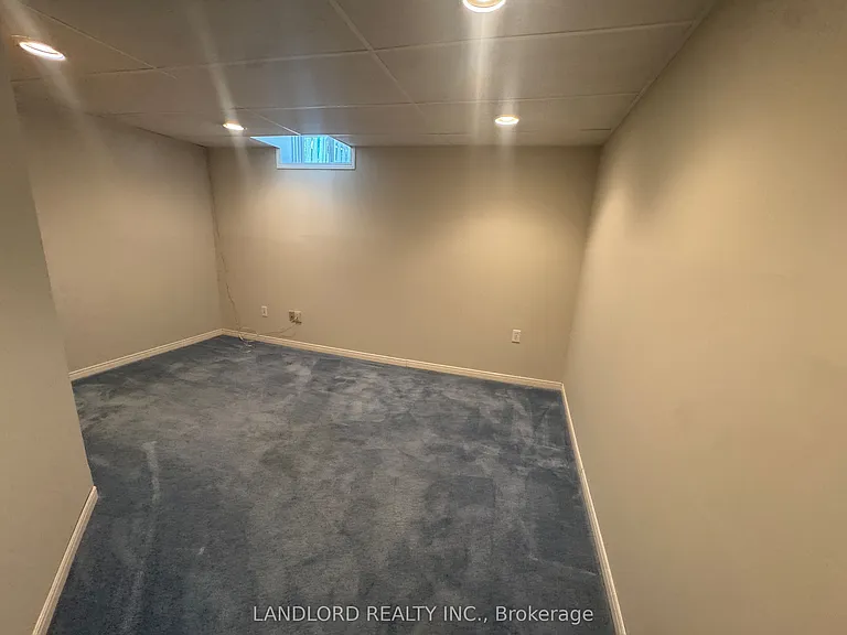 833 Laurier Ave — Photo 32