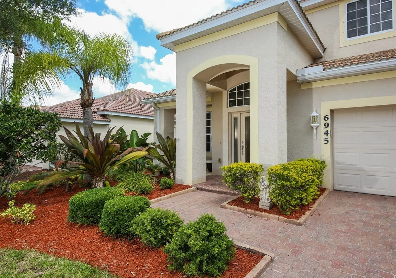 Spacious 4-Bedroom Executive Home in Gated River Place Community with Resort-Style Amenities — Photo 2