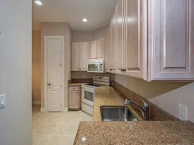 1875 Bridgepointe Cir #33 — Photo 7