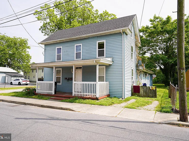 202 E Grove St #A — Photo 3