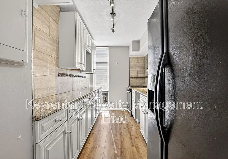 1101 N Elm St #104 — Photo 7