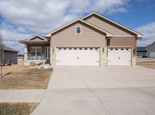 6005 Deere Creek Ln, Davenport, IA