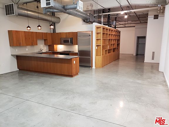 3rd image of 1130 S Flower St APT 204