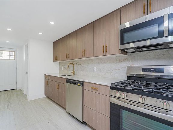 3rd image of 8 Brighton Ct