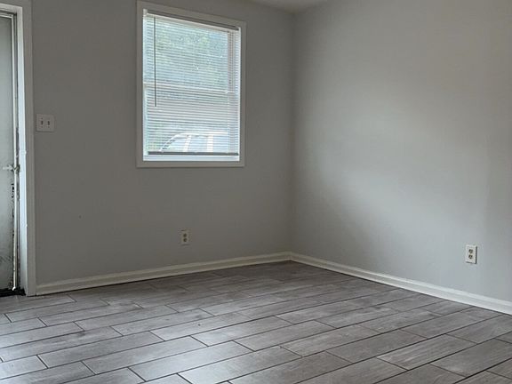 4th image of 914 Railroad St #A