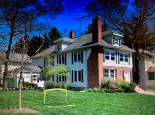 282 E Woodland Rd, Lake Forest, IL 60045