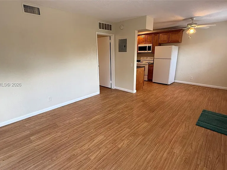 1310 NE 14th Ave #4 — Photo 4