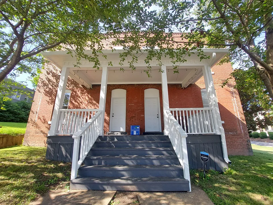 1235 E 8th St