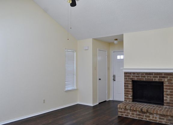 3rd image of 4400 Columbus Trl