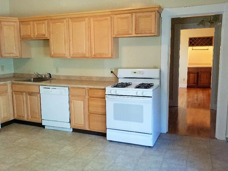 192 Adams St #A — Photo 2
