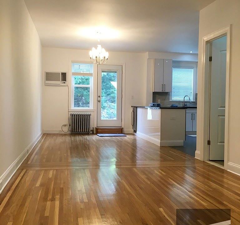 1st image of 3423 Crescent St #1
