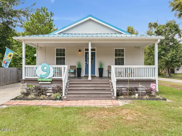 200 Gulfside St, Waveland, MS 39576