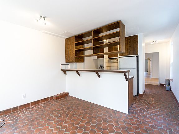 4th image of 115 E 2nd St APT 4