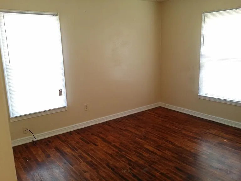 907 E Avenue G — Photo 11
