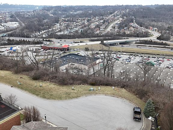 4th image of 87 Watch Hill Ln