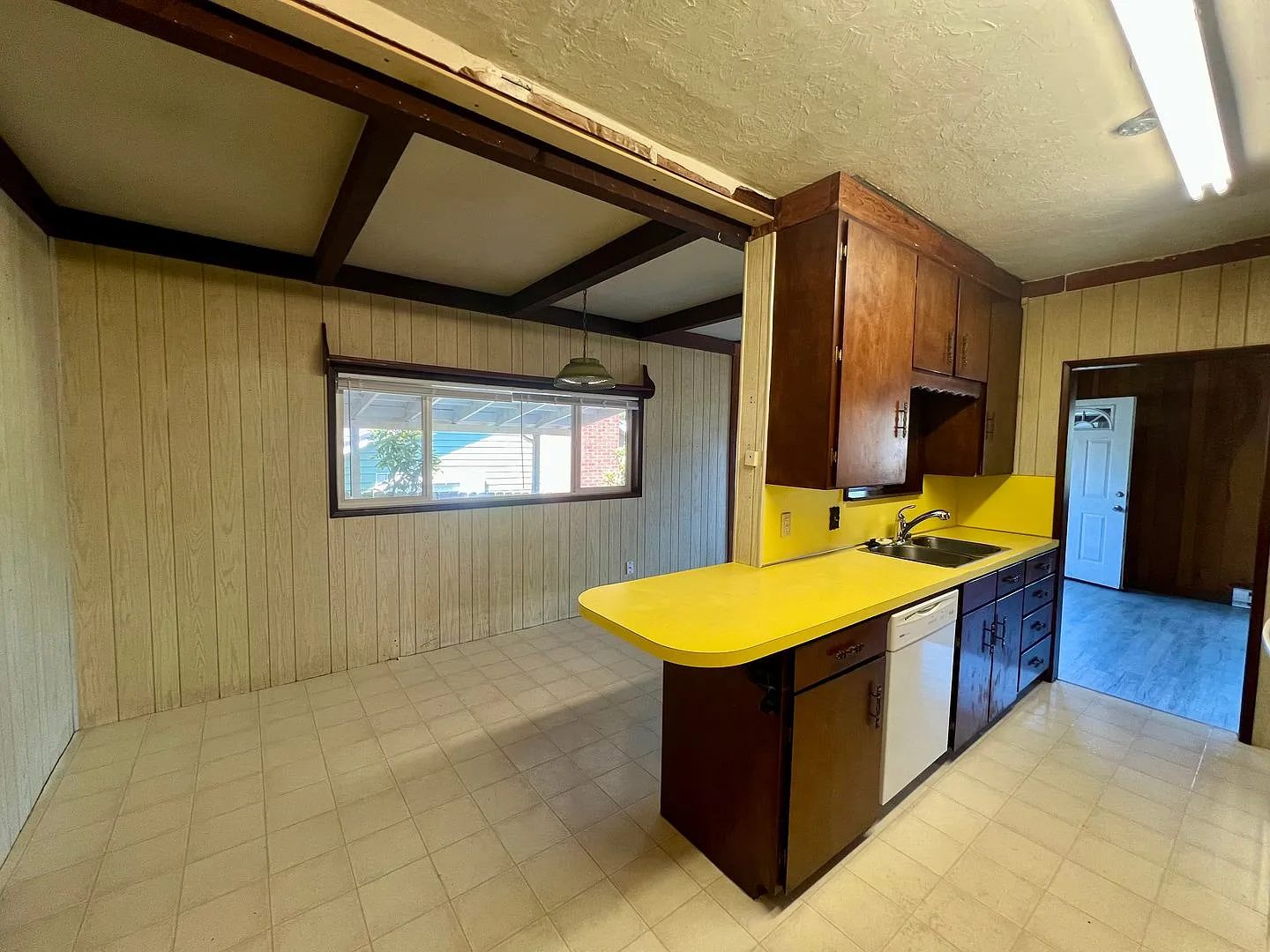 Spacious 3-Bedroom Home in Coos Bay — Photo 4