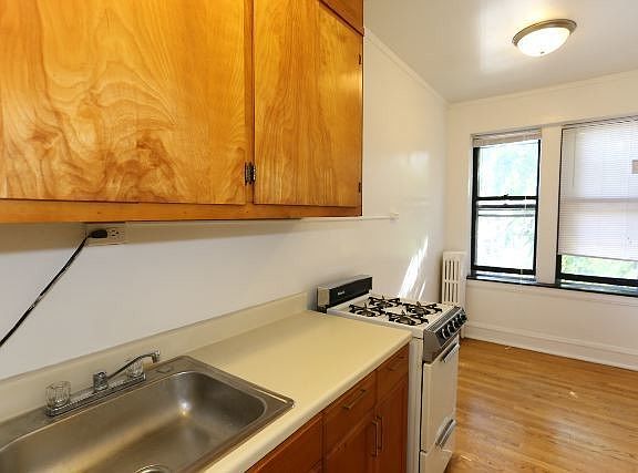 4th image of 4641 N Paulina St #D403