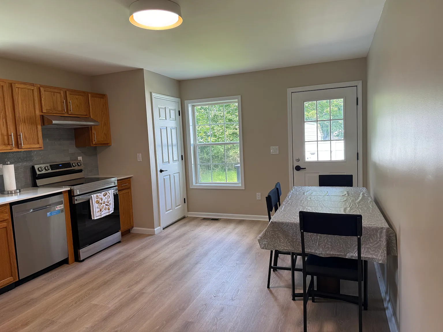 4 bed, 3360 sqft, $850 — Photo 1