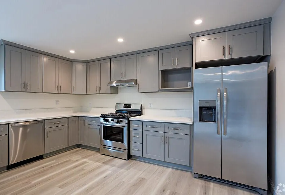 219 Loma Ave #7