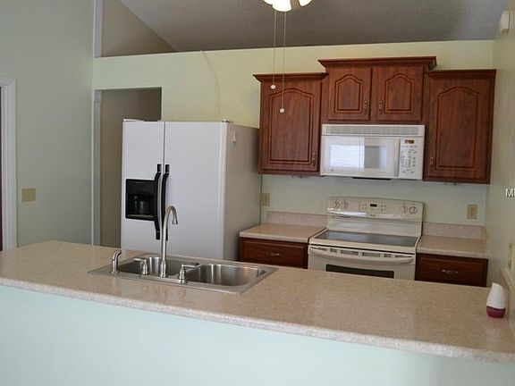 5th image of 3080 Yorkshire Dr