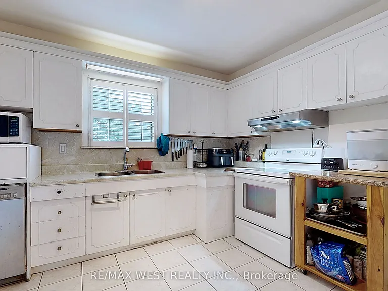 139 Ranee Ave #MAIN FLOOR — Photo 13