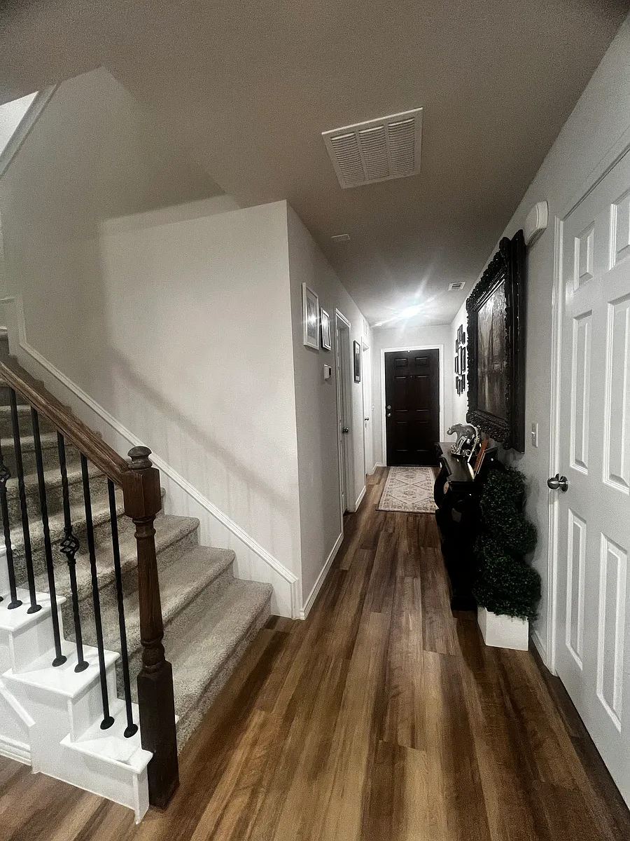 Main entry - 1806 Aslynn Cir