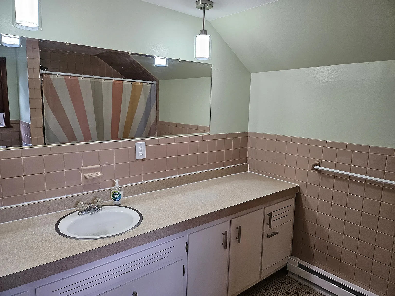 2 bed, 900 sqft, $1,400 — Photo 4