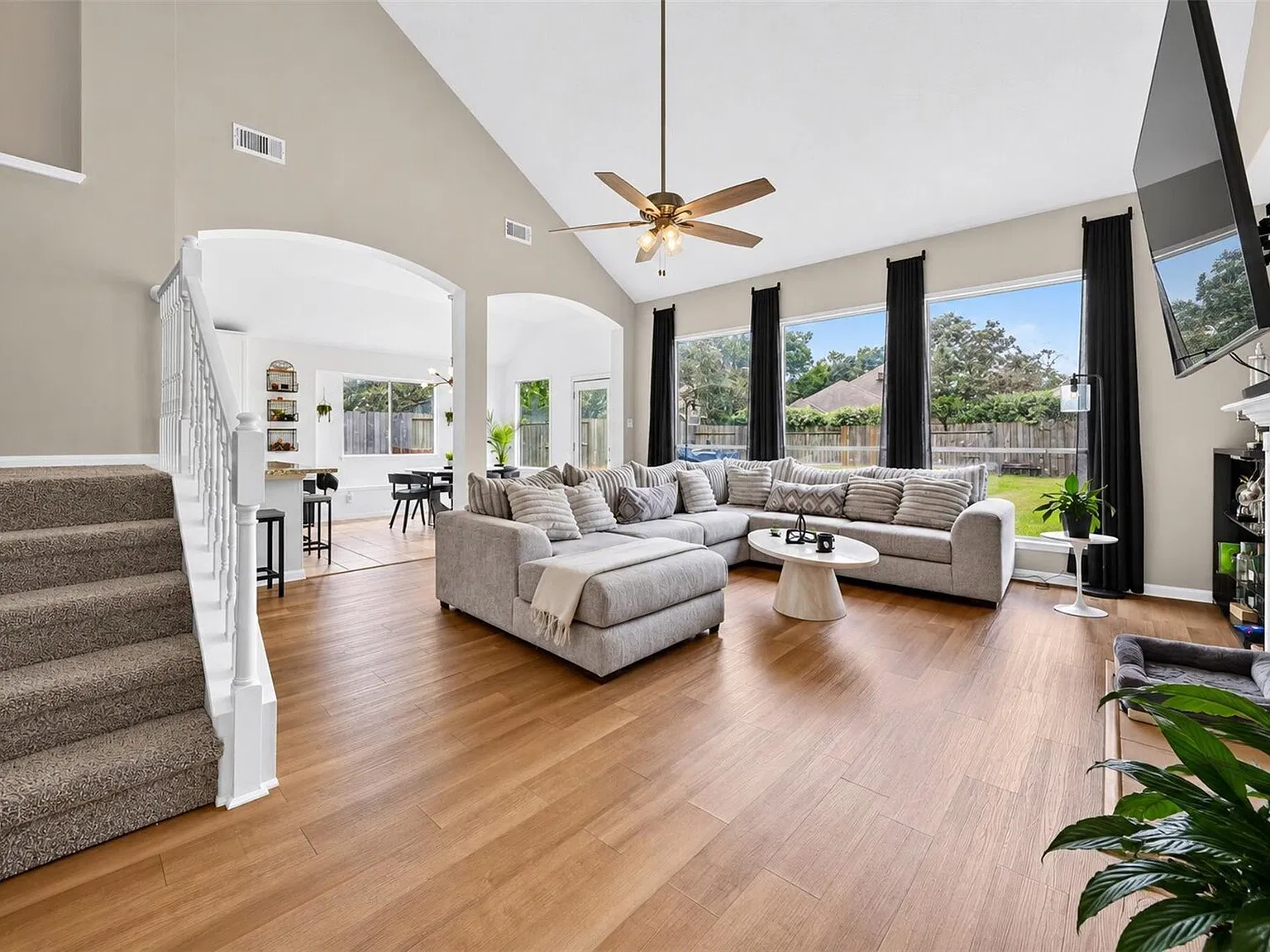4 bed, 2.5 bath, 2751 sqft, $2,900 — Photo 3