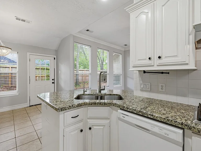 909 Katie Ln — Photo 17