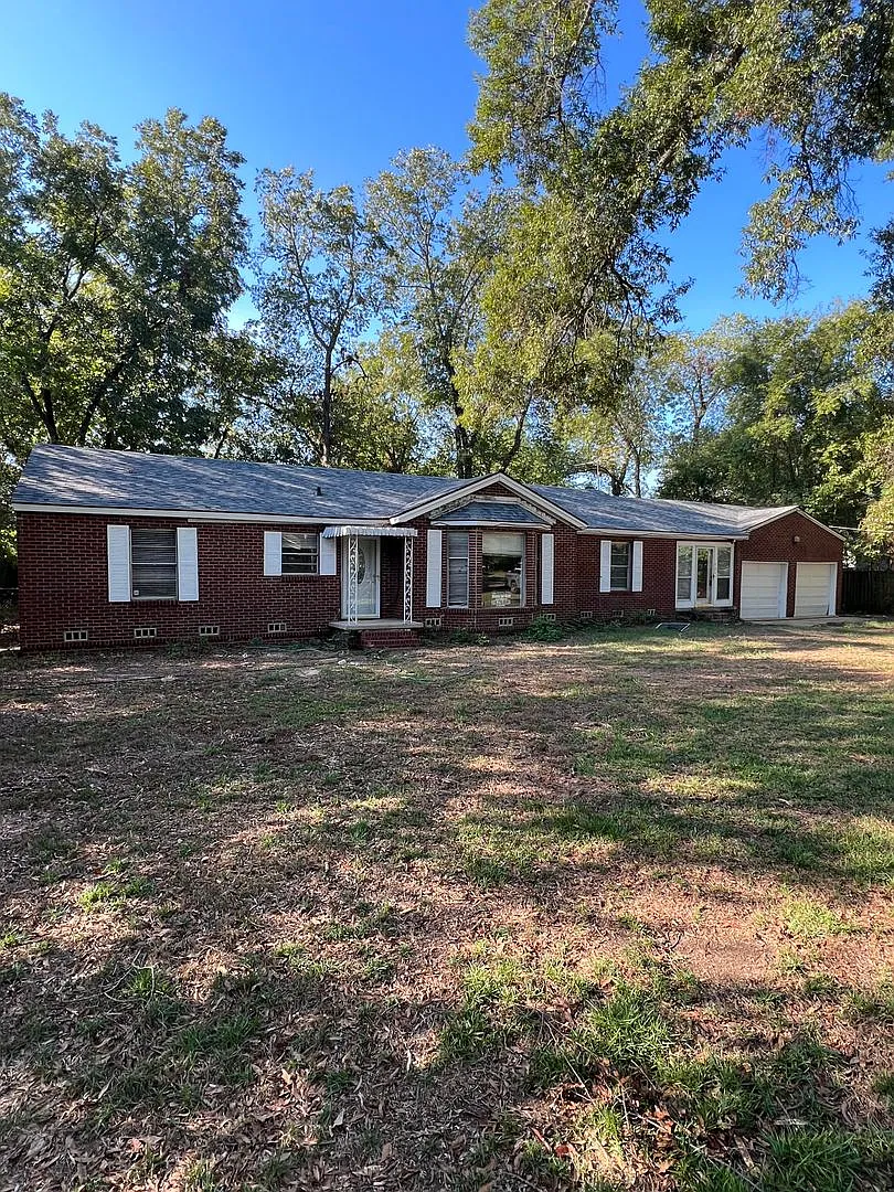 Massive 3/bed, 2 bath, newly updated! — Photo 2