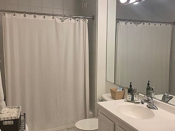 5th image of 345 N La Salle Dr APT 605