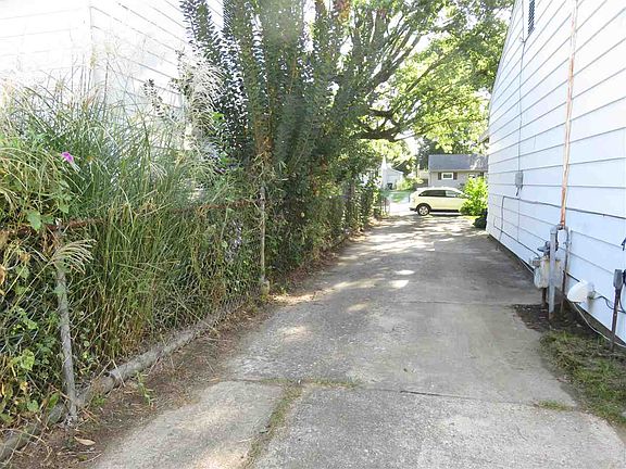 3rd image of 2516 Foxhall Dr