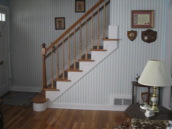 STAIRCASE TO 2nd LEVEL