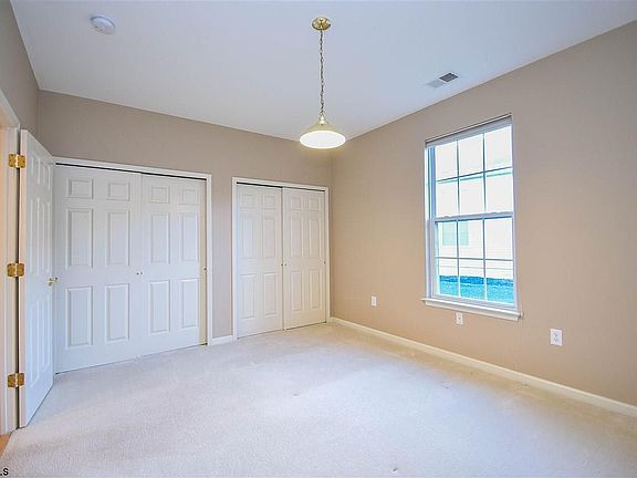 5th image of 15 Derby Dr