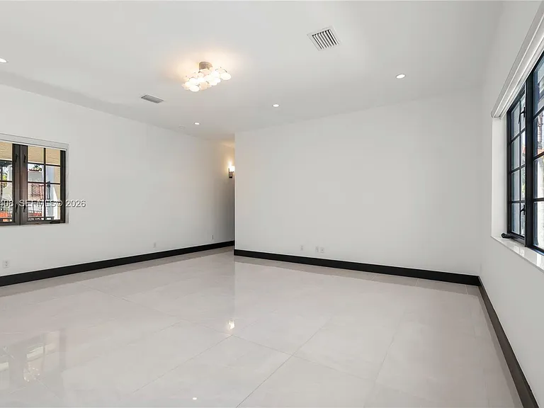519 Alhambra Cir — Photo 11