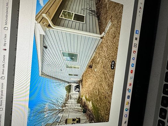4th image of 532 Walnut Woods Dr