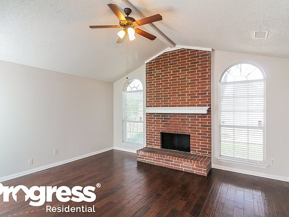 3rd image of 2414 Highdale Dr