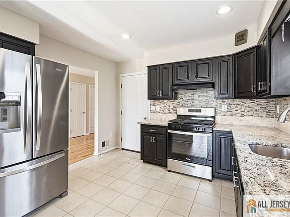 5th image of 55 Parsler Pl
