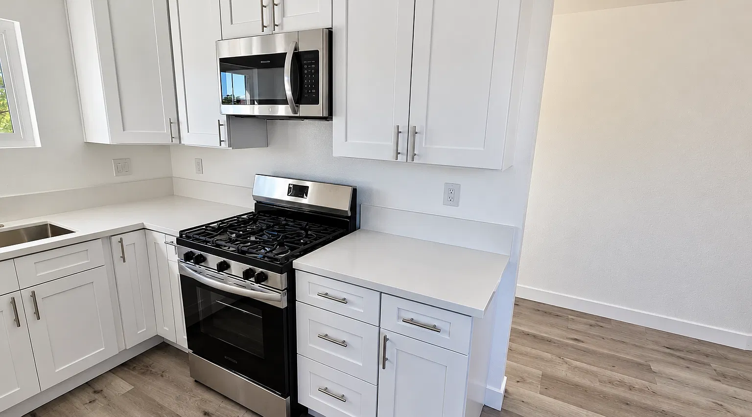 3 bed, 980 sqft, $2,950 — Photo 3