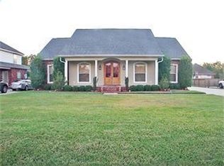168 Oak Manor Ln, Saint Rose, LA 70087