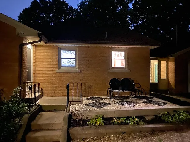 1102 E Olive St — Photo 1