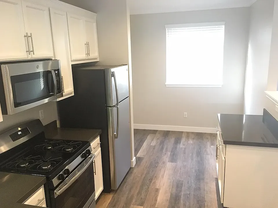 2x2.5 / 1325 sf / Kitchen w/breakfast nook
