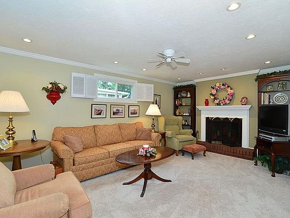 3rd image of 418 Satinwood Dr
