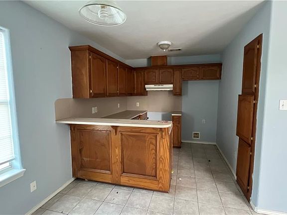 5th image of 220 N Glasscock Blvd