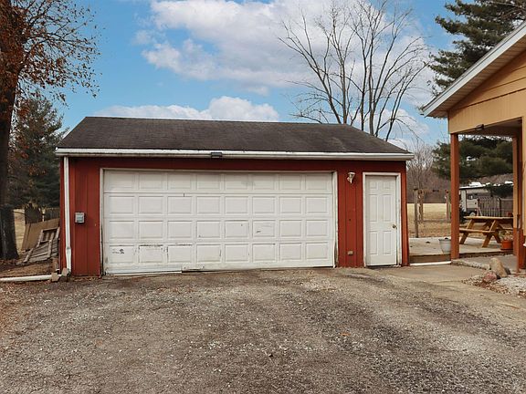 3rd image of 925 S Maxwell Rd