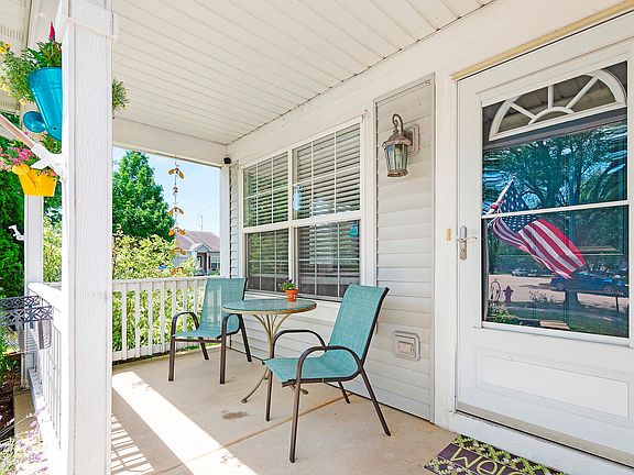 Charming front porch to sit on & enjoy the cul de