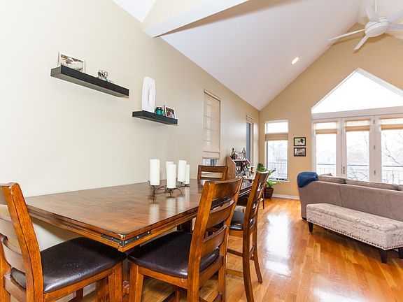 3rd image of 930 N Wood St #3
